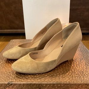 Tahari light tan wedge pumps! Size 6